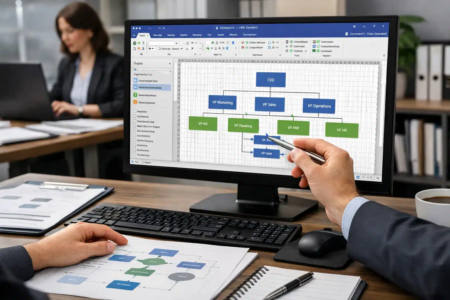 Escena de uso de Visio 2016 Standard para organigramas y diagramas de proceso en un entorno de trabajo