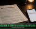 Arte editorial de un acuerdo de confidencialidad falso sobre un escritorio, con una conversación de mensajería en el teléfono al lado