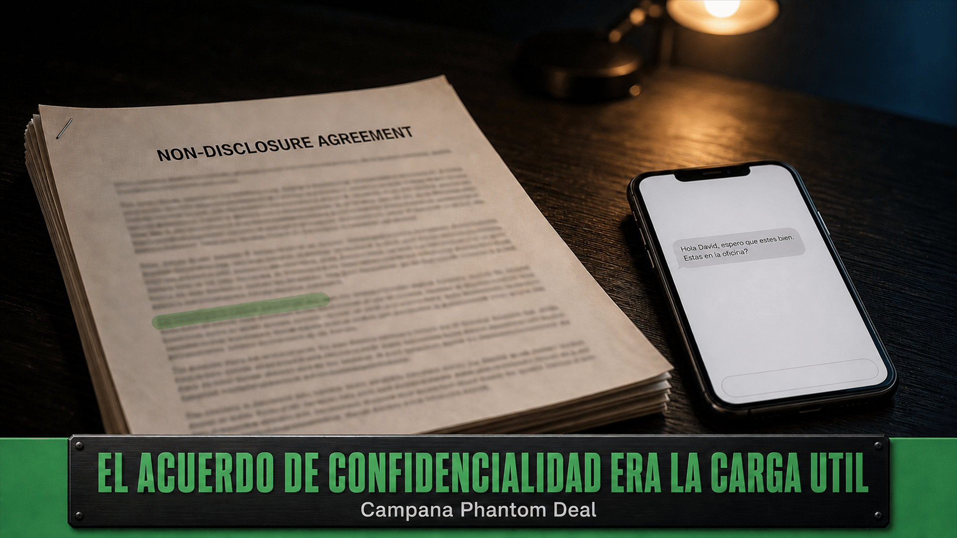 Arte editorial de un acuerdo de confidencialidad falso sobre un escritorio, con una conversación de mensajería en el teléfono al lado