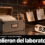 Ilustración: en un cuarto oscuro fotográfico con azulejos gris carbón y luz ámbar, una caja de archivo de cartón con la tapa levantada guarda copias fotográficas boca abajo; de ella sale un hilo con copias colgadas de broches de madera que se alejan hacia el borde derecho. En primer plano, una etiqueta blanca con el número 53. Abajo, en una franja negra, el logo de OpenAI, el texto «Según OpenAI · 25 de septiembre» y el titular «Salieron del laboratorio».