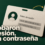 Una tarjeta credencial de papel color hueso rotulada «Token de sesión», apoyada sobre un plano verde bosque, con su copia idéntica saliendo recortada por el borde derecho del cuadro y un trazo mostaza que une las dos