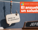 Ilustración: frente a un panel de oficina tapizado en tela gris azulada cuelga de un hilo de pesca un anzuelo de acero cuya carnada es una tarjeta de cartón con forma de globo de diálogo que dice «¿Estás en tu escritorio?». Abajo a la derecha, una placa de escritorio dice «JEFE». Arriba a la derecha, un recuadro naranja con el logo de Microsoft, el texto «Microsoft · Informe de Defensa Digital 2026» y el titular «El anzuelo es un saludo».