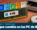Ilustración: en macro, un módulo de memoria RAM de notebook, de placa verde con contactos dorados y una etiqueta blanca que dice «8 GB» junto al logo de Windows, sostiene sobre su borde cinco fichas de acrílico de colores con íconos de apps; debajo, un cajón de metal vacío y desenfocado, y en primer plano un cronómetro plateado, todo sobre una alfombra antiestática terracota. En una banda azul petróleo: «Windows 11 · versión 26H2» y «Lo que cambia en las PC de 8 GB».