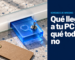 Ilustración con relieve: sobre una mesa de terrazo gris claro, una regleta de vidrio esmerilado con el logo de Windows hace de barra de tareas; de ella sale como un cajón un bloque de acrílico azul con una lupa grabada y un interruptor cromado encendido encima; en primer plano, una etiqueta de equipaje de cartón. A la derecha, en un bloque azul noche, el antetítulo «Novedades de Windows · 7 de octubre» y el titular «Qué llega a tu PC y qué todavía no».
