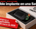 Ilustración de una caja de producto blanca entreabierta, con el logo de Trezor en la tapa, sobre una superficie de corcho. Adentro, sobre espuma negra, una billetera de hardware negra de la que asoma una pequeña placa de circuito verde con una antena de cobre en espiral. En primer plano, una etiqueta adhesiva roja dice «Compras a CryptoBilis desde marzo de 2026». Arriba, en una franja negra, el texto «Aviso de Trezor · 30 de octubre» y el titular «Posible implante en una Safe 5».