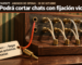 Ilustración de una centralita telefónica antigua de madera de nogal con un tablero de tomas de latón y varias clavijas enchufadas con cordones color crema, contra un papel tapiz a rayas verde musgo. Una sola clavija, con cordón rojo, cuelga desenchufada y lleva una tarjeta que dice «Empieza a llegar en las próximas semanas». Arriba, en una franja oscura, el logo de OpenAI, el texto «ChatGPT · Anuncio de OpenAI · 30 de octubre» y el titular «Podrá cortar chats con fijación violenta».