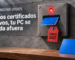 Ilustración con una metáfora visual: en una pared de hormigón visto, un lector de tarjetas de acero con la luz encendida en rojo tiene insertada una tarjeta azul de la que cuelga una etiqueta roja que dice «VENCE 2027»; abajo, sobre un estante de madera, espera una tarjeta azul nueva. Arriba a la izquierda, el logo de Windows, el texto «Windows Update» y el titular «Sin los certificados nuevos, tu PC se queda afuera».