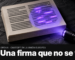Ilustración con una metáfora visual (la marca real no se ve con ninguna luz): sobre una losa de pizarra gris, una resma de papel impreso con el canto de las hojas a la vista; el haz violeta de una linterna ultravioleta, apoyada adelante, revela en la hoja de arriba algunas palabras que brillan como tinta invisible. Abajo, en una franja negra, el logo de OpenAI, el texto «OpenAI · ChatGPT en la Unión Europea» y el titular «Una firma que no se ve».