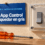 Ilustración: un interruptor de pared color marfil con su palanca gris, tapado por una cubierta de acrílico atornillada, y una etiqueta que dice «Problema conocido de KB5127648». A la izquierda, el logo de Microsoft, «Windows 11 · Parche de octubre» y el titular «Smart App Control puede quedar en gris».