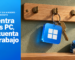 Ilustración con relieve: en un tablero de llaves de madera clara sobre una pared verde salvia, cuelga un llavero de acrílico azul con la forma del ícono de la Windows App y una llave de bronce; en primer plano, un cable de red azul enrollado sobre una repisa. A la izquierda, en un bloque azul, el antetítulo «Windows App en Windows · Escritorio remoto» y el titular «Ya entra a tus PC, sin cuenta de trabajo».