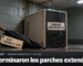 Ilustración con una metáfora visual: en una sala técnica con paredes de bloques de hormigón, un servidor torre viejo de chapa beige con un sticker que dice «Windows Server 2012 R2» recibe gotas de una gotera del techo. En primer plano, un paraguas negro cerrado con una tira de papel atada al mango que dice «ESU · Terminó el 13/10». Abajo, en una banda gris oscuro, el logo de Microsoft, el texto «Windows Server 2012 y 2012 R2» y el titular «Se terminaron los parches extendidos».