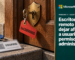 Ilustración con una metáfora visual: una puerta de roble macizo con una cerradura de bronce en forma de escudo y una llave antigua metida, de la que cuelga una etiqueta de cartón roja que dice «0xC000000D». En primer plano, sobre un escalón de piedra, una credencial de empleado con cinta azul, una silueta genérica en el lugar de la foto y la palabra «USUARIO». A la derecha, en un panel verde petróleo, el logo de Microsoft, el texto «Windows 11 · Escritorio remoto» y el titular «Escritorio remoto puede dejar afuera a usuarios sin permisos de administrador».