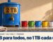 Ilustración con una metáfora visual: sobre una mesada de granito, frente a una pared de revoque arena, un dispensador de agua de esmalte azul con canilla de bronce y una placa que dice «2 TB», y al lado seis tazas de esmalte de colores en fila; adelante, un paño de cocina doblado. Abajo, en una banda clara, el logo de Microsoft, el texto «Microsoft 365 Family y Premium» y el titular «2 TB para todos, no 1 TB cada uno».
