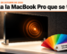 Ilustración de un panel de vidrio negro grueso parado sobre una mesa de luz, con un anillo de ondas de luz naranja donde se lo tocó, frente a una pared de fieltro oscuro. Abajo a la derecha, un abanico de muestras de color con una etiqueta que dice «Entregas desde el 6 de noviembre». Arriba, en una franja clara, el texto «Apple · 28 de octubre de 2026» y el titular «Llega la MacBook Pro que se toca».