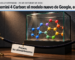 Ilustración de una vitrina de museo de vidrio sobre un pedestal negro, con un modelo molecular de carbono de esferas de colores y varillas de grafito adentro. Delante, un cordón de terciopelo entre dos postes de bronce sostiene una tarjeta que dice «Primero, los ciberdefensores». Arriba, en una franja clara, el logo de Gemini, el texto «Google DeepMind · 28 de octubre de 2026» y el titular «Gemini 4 Carbon: el modelo nuevo de Google, en vitrina».